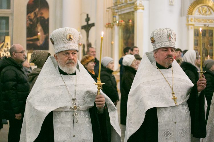 Митрополит Варсонофий совершил Всенощное бдение в Троице-Измайловском соборе
