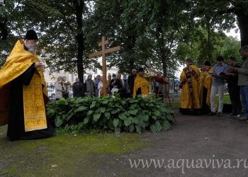 Спустя 80 лет после взрыва Введенского собора на его месте совершено богослужение