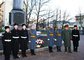 Офицеры ЗВО, сотрудники ВИБ ГШ ВС РФ, суворовцы, нахимовцы и кадеты возложили цветы к обелиску бывшего Введенского храма Пресвятой Богородицы Лейб-гвардии Семеновского полка