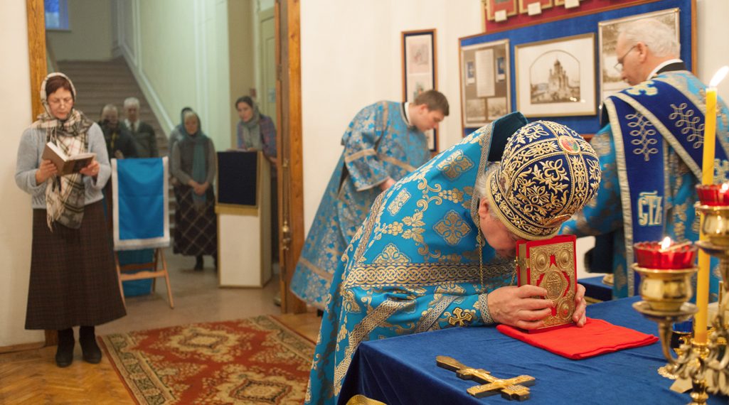 Престольный праздник отметил приход восстанавливающегося Введенского собора