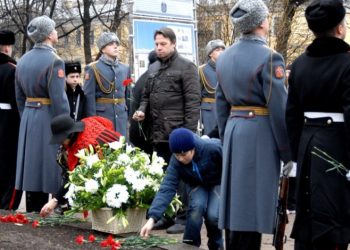 Жители Адмиралтейского района возложили цветы к памятному знаку на месте снесенного Введенского собора