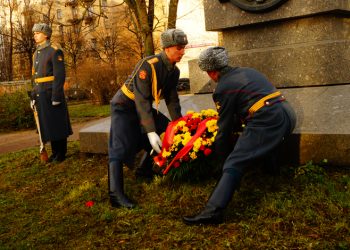 Ежегодное возложение цветов у памятного знака на месте Введенского храма