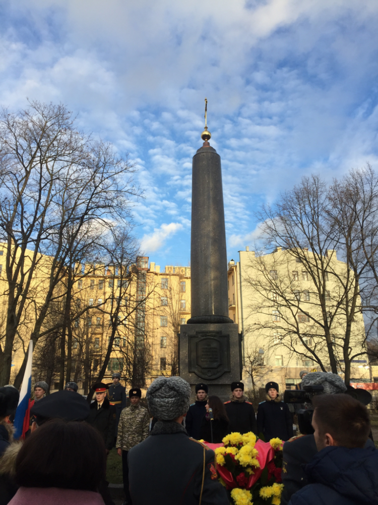 Возложение цветов к памятнику-обелиску на месте Введенского храма