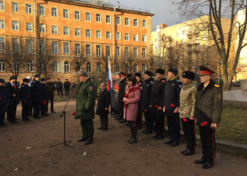 Возложение цветов к памятнику-обелиску на месте Введенского храма