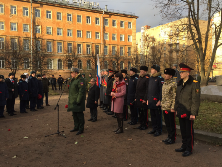 Возложение цветов к памятнику-обелиску на месте Введенского храма