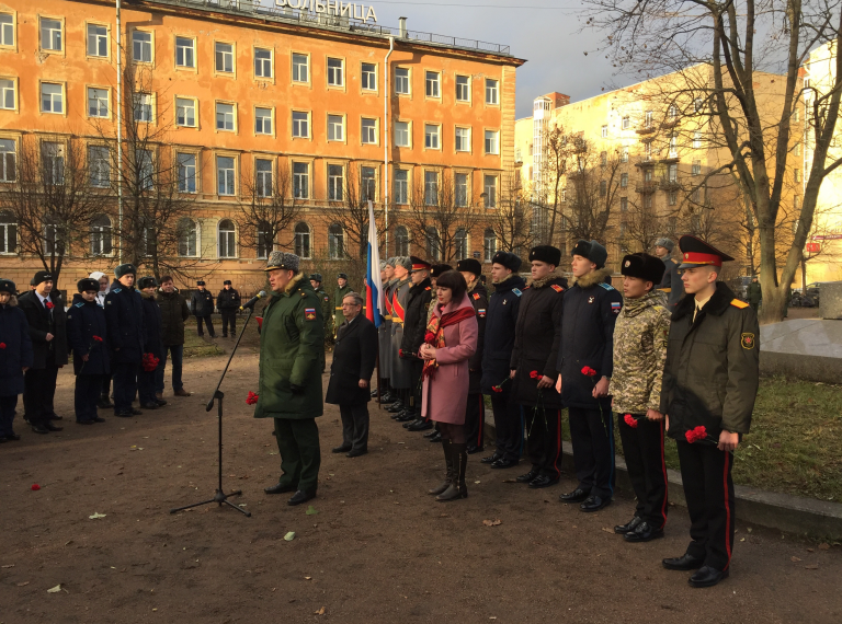 Возложение цветов к памятнику-обелиску на месте Введенского храма