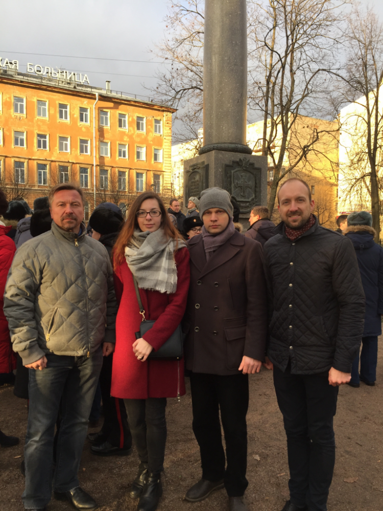 Возложение цветов к памятнику-обелиску на месте Введенского храма