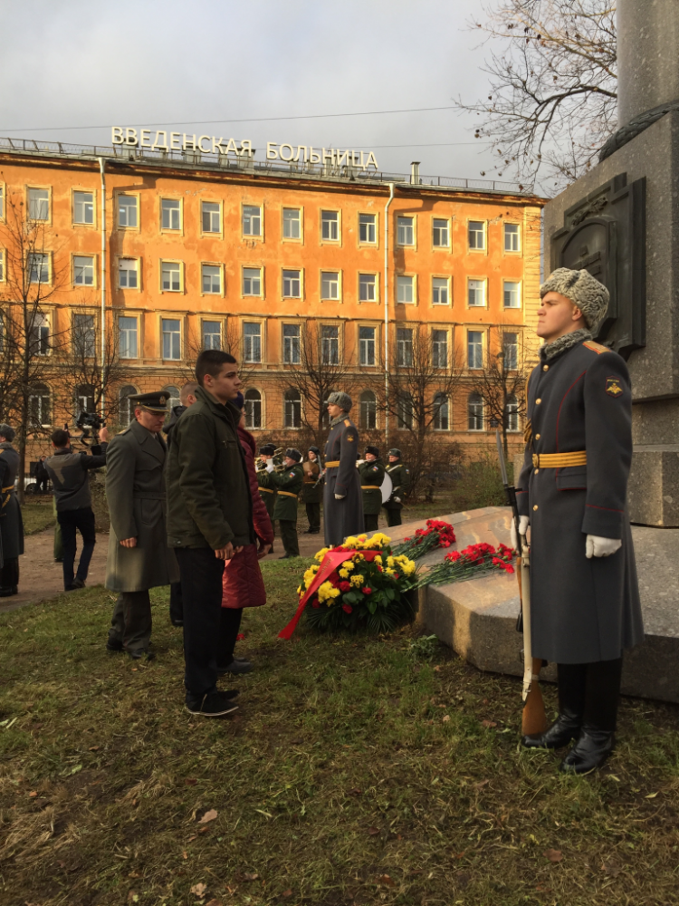 Возложение цветов к памятнику-обелиску на месте Введенского храма