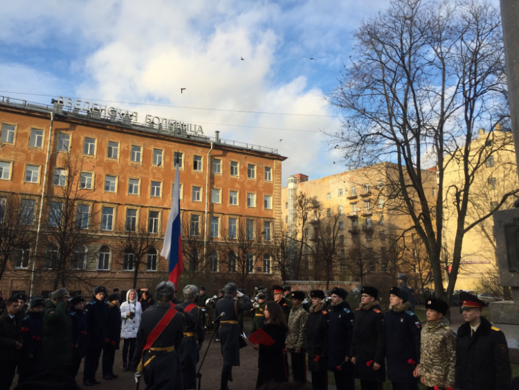 Возложение цветов к памятнику-обелиску на месте Введенского храма