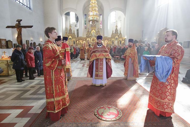 Митрополит Варсонофий совершил Божественную литургию в храме Воскресения Христова на Обводном канале