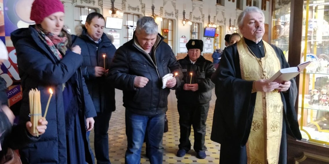 31 декабря 2018 года на Витебском вокзале протоиерей Михаил Погиблов совершил молебен о всех путешествующих