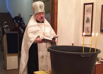 Протоиерей Михаил Погиблов совершил водосвятный молебен в Введенской часовне