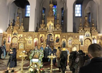 РАДУЙСЯ, БОГОИЗБРАННАЯ ОТРОКОВИЦЕ, ВХОЖДЕНИЕМ ВО ХРАМ ДВЕРИ РАЙСКИЯ НАМ ОТВЕРЗШАЯ