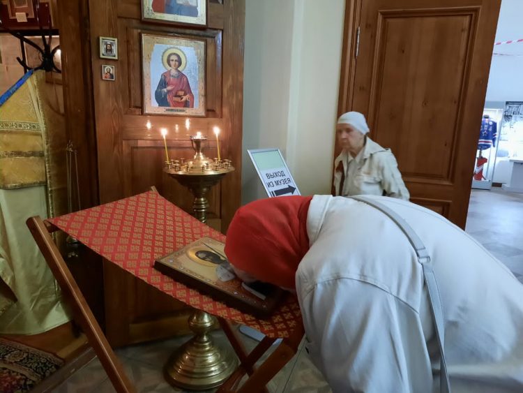 Кланяться Отцу и Сыну и Святому Духу – Богу в Троице единой