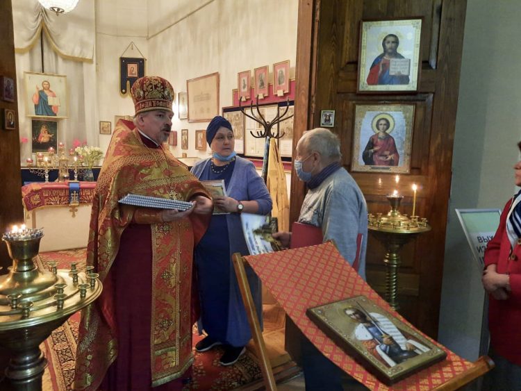 Кланяться Отцу и Сыну и Святому Духу – Богу в Троице единой