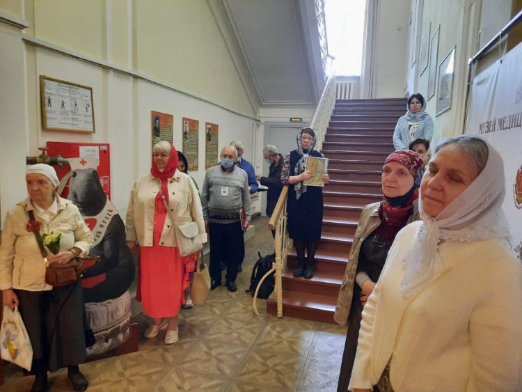 Кланяться Отцу и Сыну и Святому Духу – Богу в Троице единой