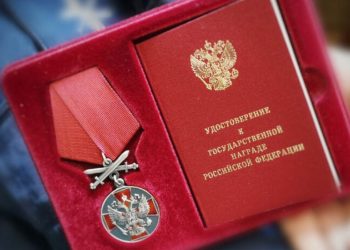 Ангел-хранитель в белом халате на защите Отечества