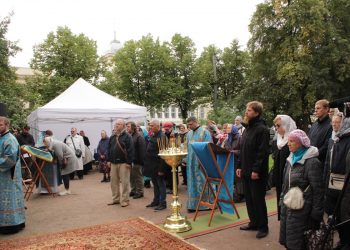 Божественная литургия совершена на месте Введенского собора