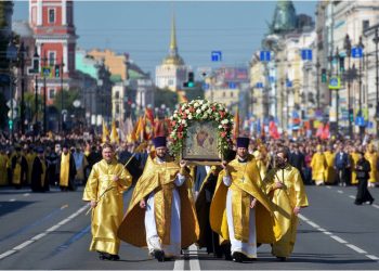 Молитвенное шествие по Невскому проспекту объединило тысячи людей