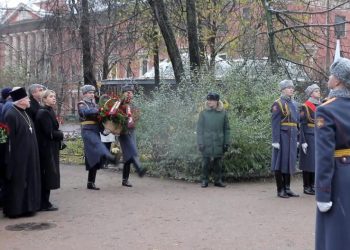 Возложение цветов к обелиску на месте Введенского собора
