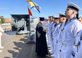 Команду крейсера «Аврора» поздравили с Днем ВМФ