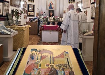 Ангели вхождение Пречистыя зрящее, удивишися, како Дева вниде во Святая Святых