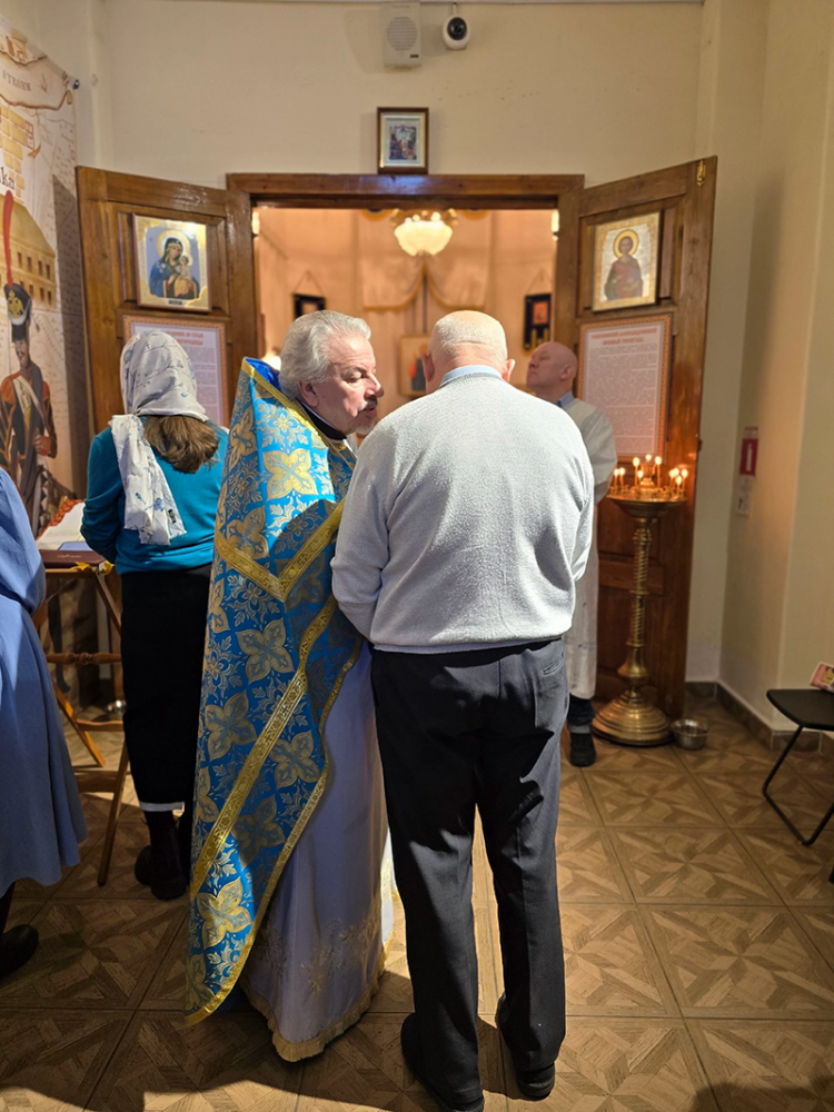 Ангели вхождение Пречистыя зрящее, удивишися, како Дева вниде во Святая Святых