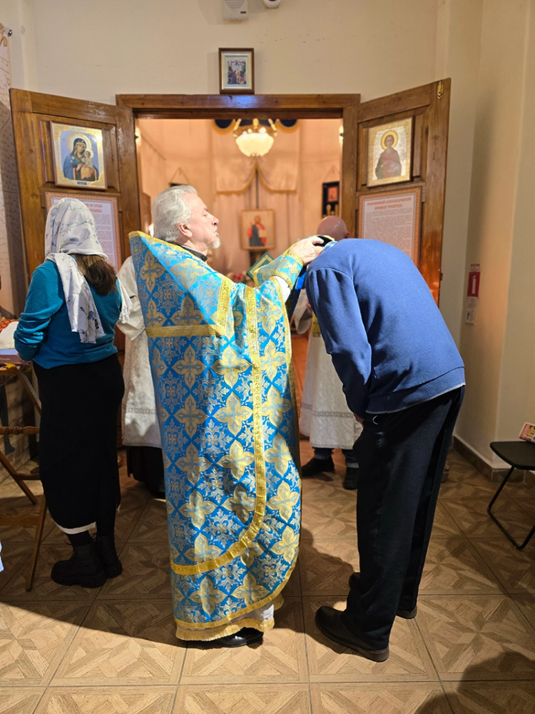 Ангели вхождение Пречистыя зрящее, удивишися, како Дева вниде во Святая Святых