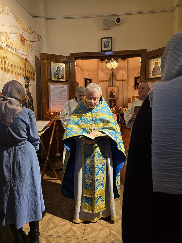 Ангели вхождение Пречистыя зрящее, удивишися, како Дева вниде во Святая Святых