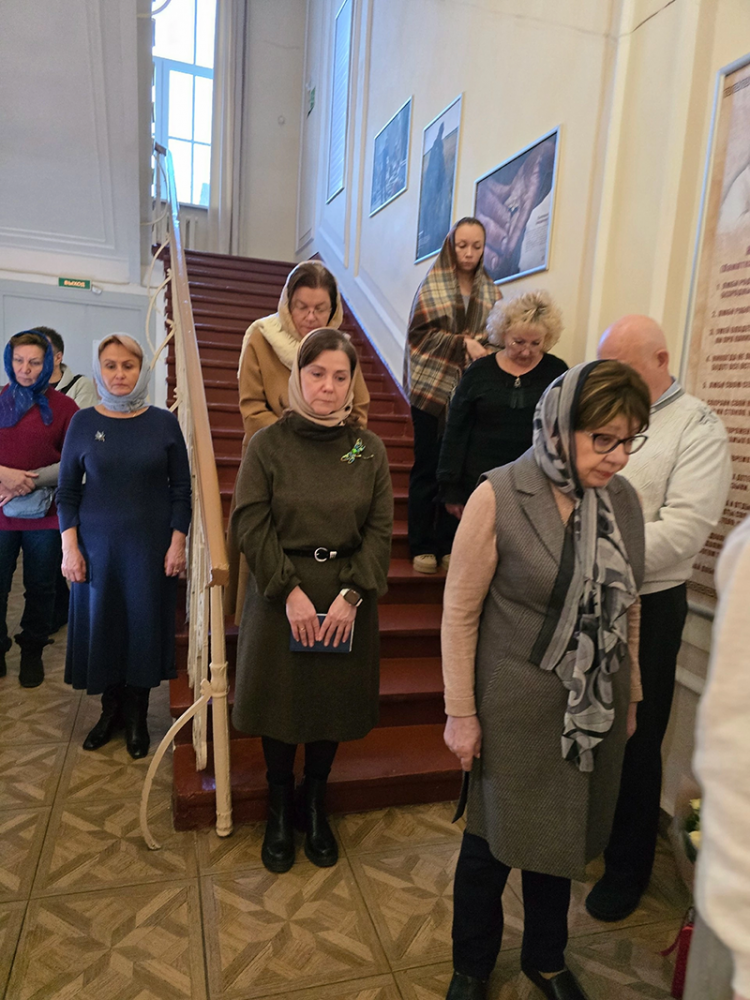 Ангели вхождение Пречистыя зрящее, удивишися, како Дева вниде во Святая Святых