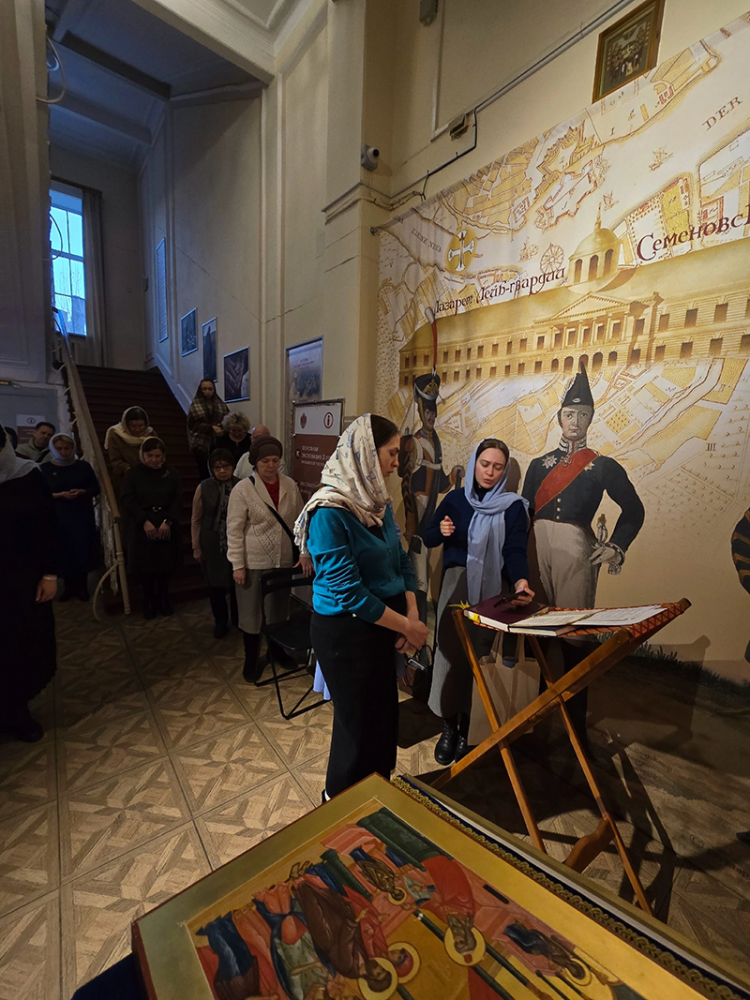 Ангели вхождение Пречистыя зрящее, удивишися, како Дева вниде во Святая Святых