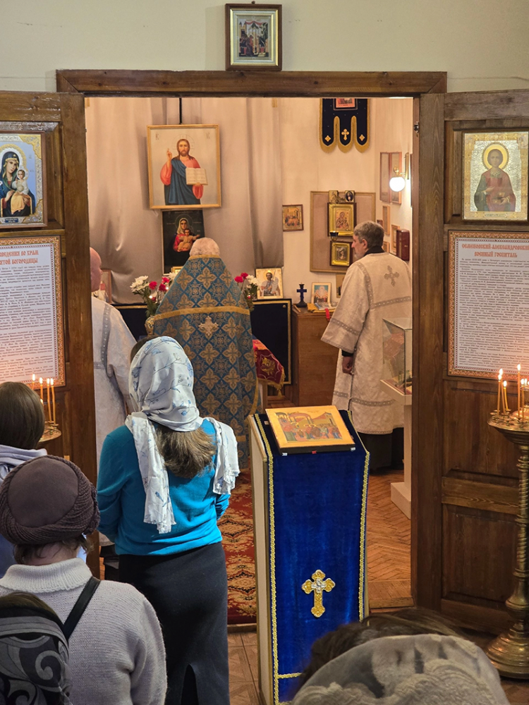 Ангели вхождение Пречистыя зрящее, удивишися, како Дева вниде во Святая Святых