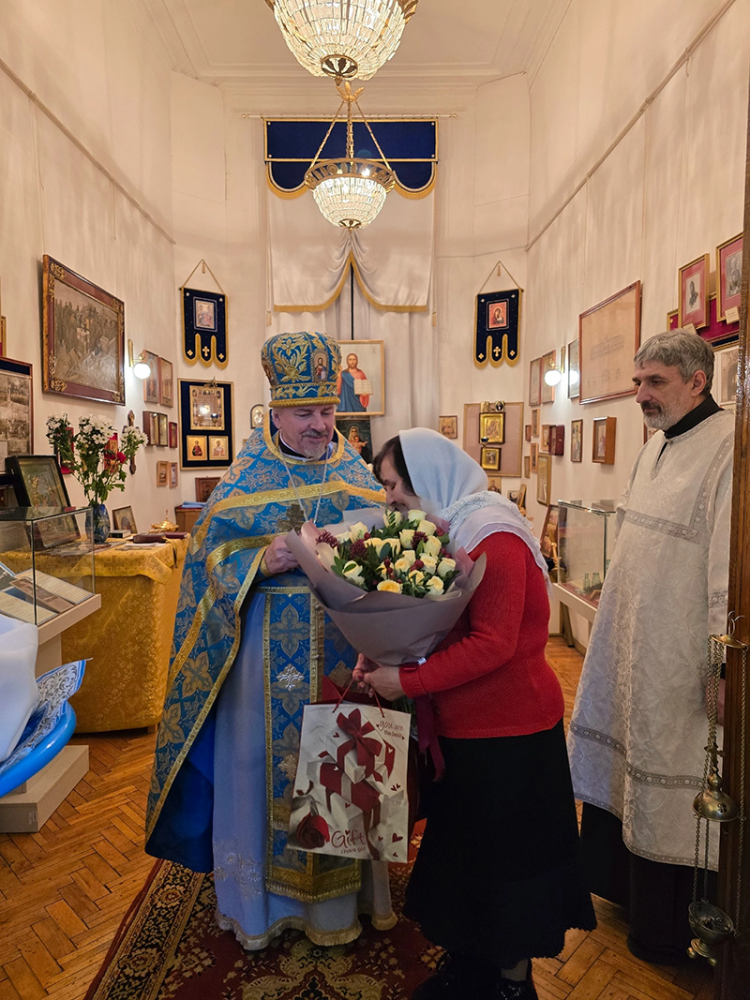 Ангели вхождение Пречистыя зрящее, удивишися, како Дева вниде во Святая Святых