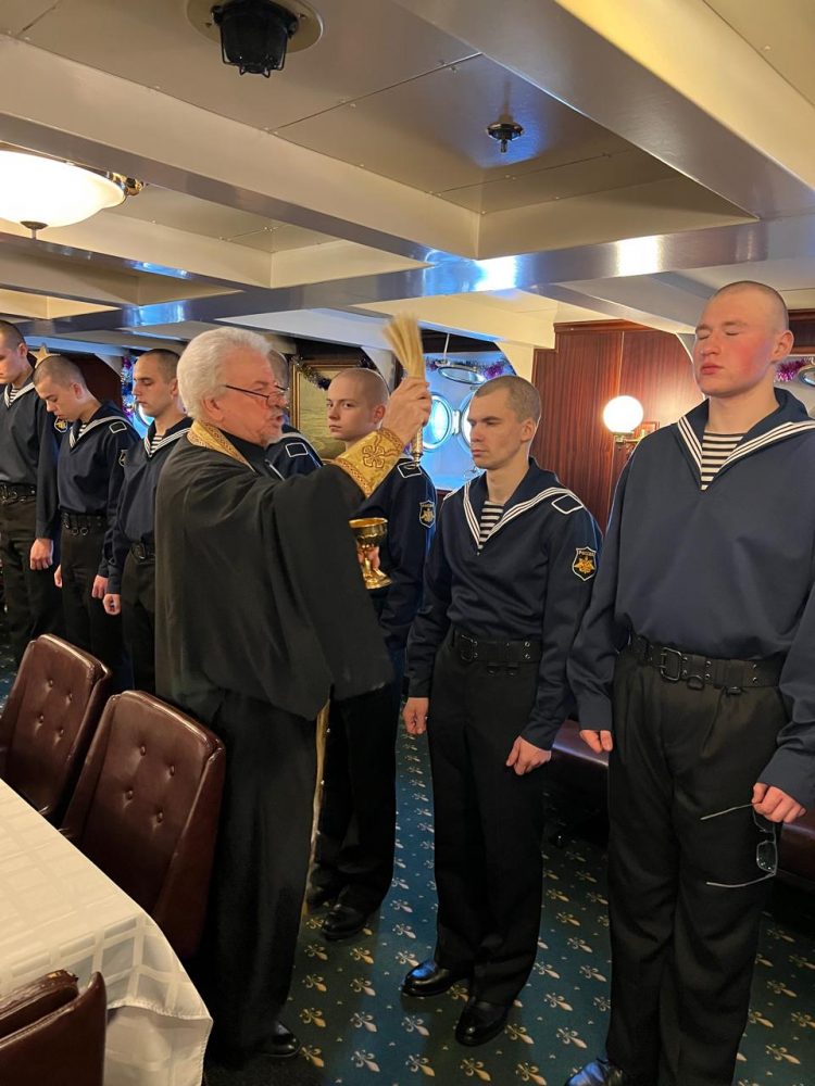 Совершен новогодний молебен на крейсере «Аврора»